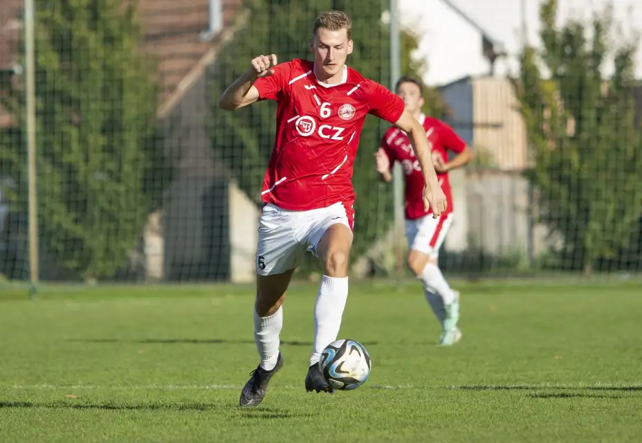 Výhra v Kozlovicích nás posunula do čela tabulky, znovu rozhodl Matěj Lorenc